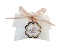 Bomboniere Fazzoletto Piegato Bianco Applicazione Quadrifoglio 18 Compleanno