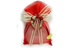 Bomboniera Sacchetto In Organza Rossa Nastro Merlettato Bianco E Ferro Di Cavallo Decorato