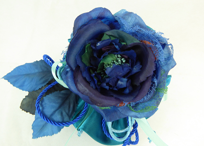 Bomboniera Sacchetto Raso Blu Con Pick Fiore Blu Sfumato
