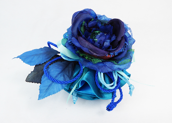 Bomboniera Sacchetto Raso Blu Con Pick Fiore Blu Sfumato